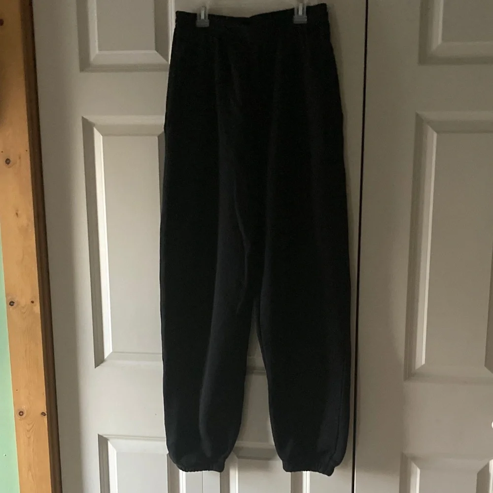 Russell Athletic sweatpants black two pocket elastic waist women’s medium